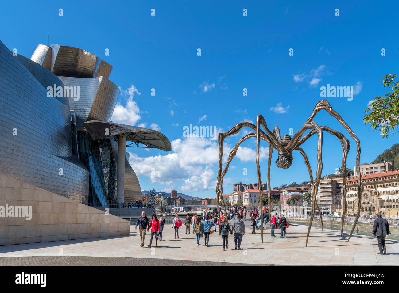 Bilbao Guggenheim. Die riesenspinne Skulptur Maman, die von außerhalb des Guggenheim Museum, Bilbao, Baskenland, Spanien Louise Bourgeois Stockfoto