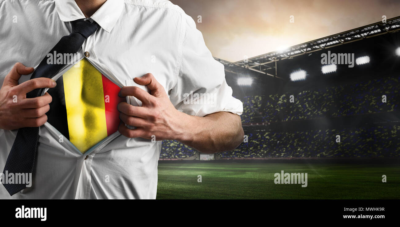 Belgien Fußball oder Football supporter zeigen Flagge Stockfoto