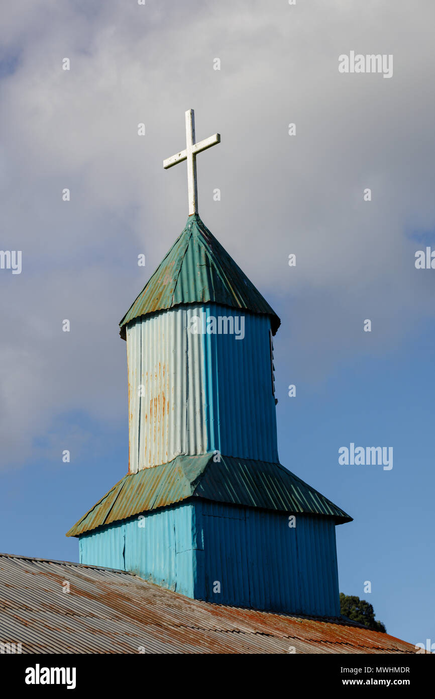 Insel Chiloé, Chile: Bunte Kirchturm von einer kleinen Kapelle am Straßenrand, nar Quemchi. Stockfoto