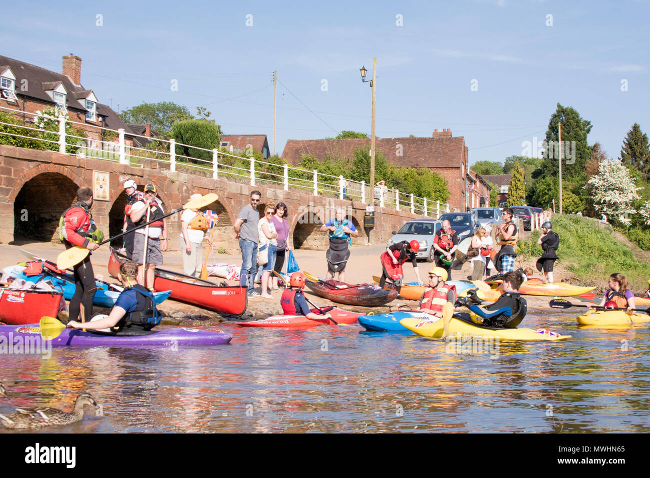 Kanuten und Kajakfahrer auf dem Fluss Severn an Arley, Worcestershire, England, Großbritannien Stockfoto