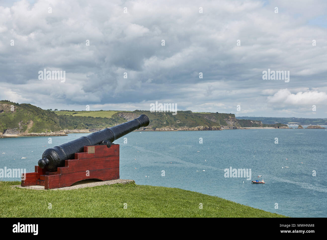 Memorial Kanone auf Tenby, einem alten ummauerten Stadt; jetzt ein touristisches Ziel in der Grafschaft Pembrokeshire, South Wales, UK. Stockfoto