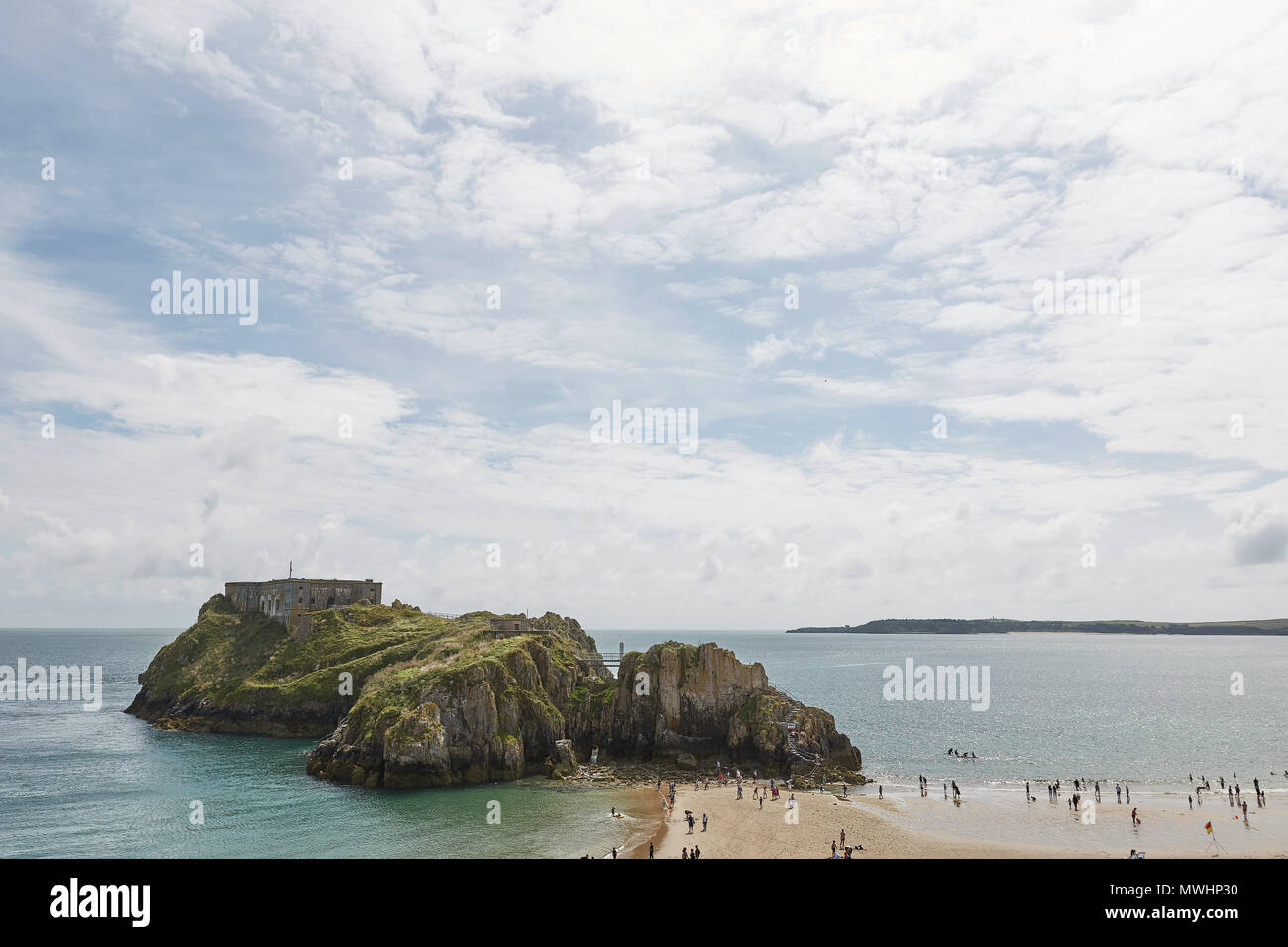 Menschen am Strand in Tenby, einem alten ummauerten Stadt; jetzt ein touristisches Ziel in der Grafschaft Pembrokeshire, South Wales, UK. Stockfoto