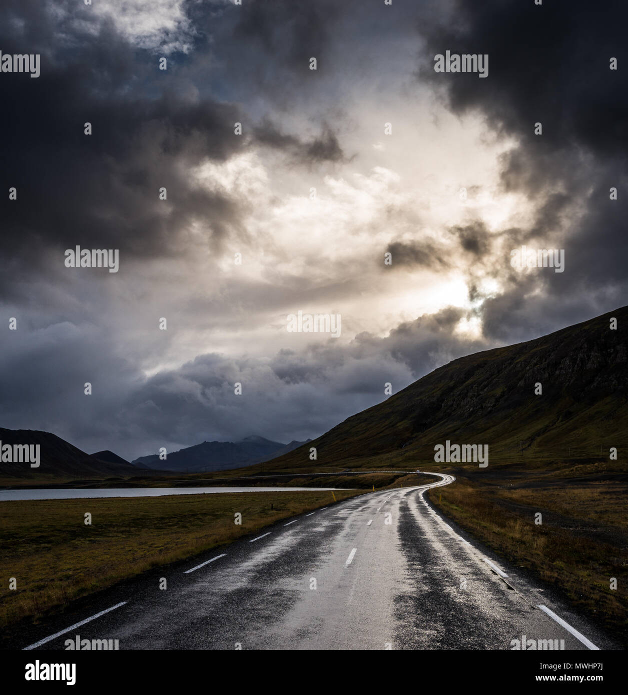 Eine Straße auf die isländische Halbinsel Snaefellsnes an einem regnerischen Morgen Stockfoto