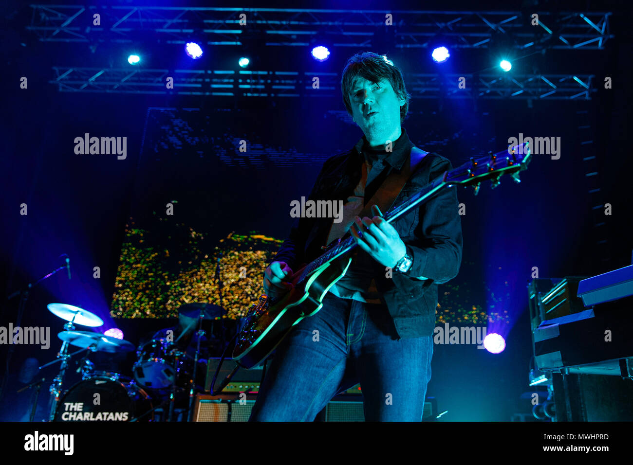 Mark Collins der Scharlatane, die live auf der Bühne. Mark Collins Gitarrist, den Scharlatanen leben. Stockfoto