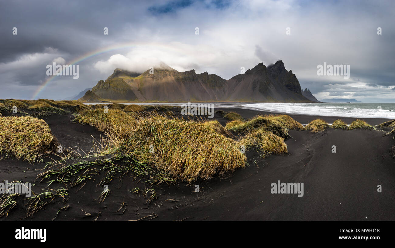 Es regnete den ganzen Tag lang… Seit zwei Tagen! Wo wir gerade versucht, unser Glück und ging zu Stokksnes das Vestrahorn zu sehen und es funktionierte. Es war ein v Stockfoto