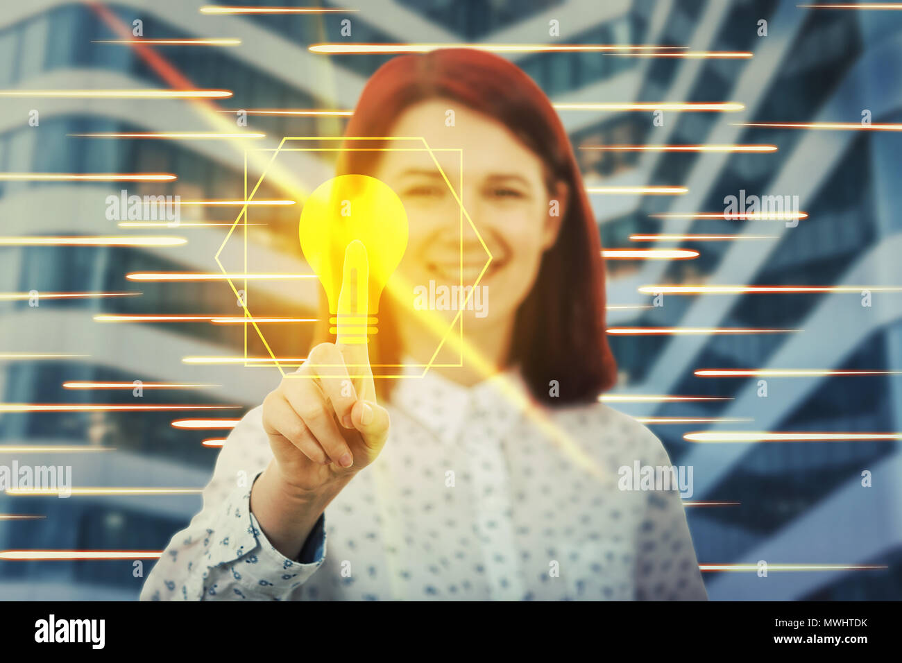 Lächelnde Frau berühren digitalen Bildschirm Schnittstelle mit Ihrem Finger. Drücken Sie eine goldene Glühbirne. Kreativität und Idee Konzept in der Moderne virtuelle Technologien Stockfoto