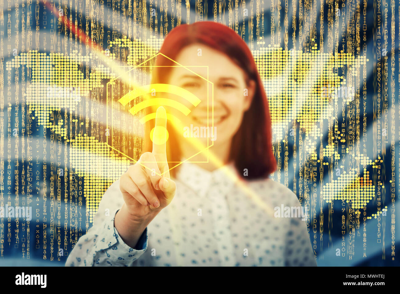 Lächelnde Frau berühren digitalen Bildschirm Schnittstelle mit Ihrem Finger. Drücken Sie auf den goldenen wlan Symbol, gepunktete Weltkarte Hologramm. Globales Netzwerk Konzept, e Stockfoto