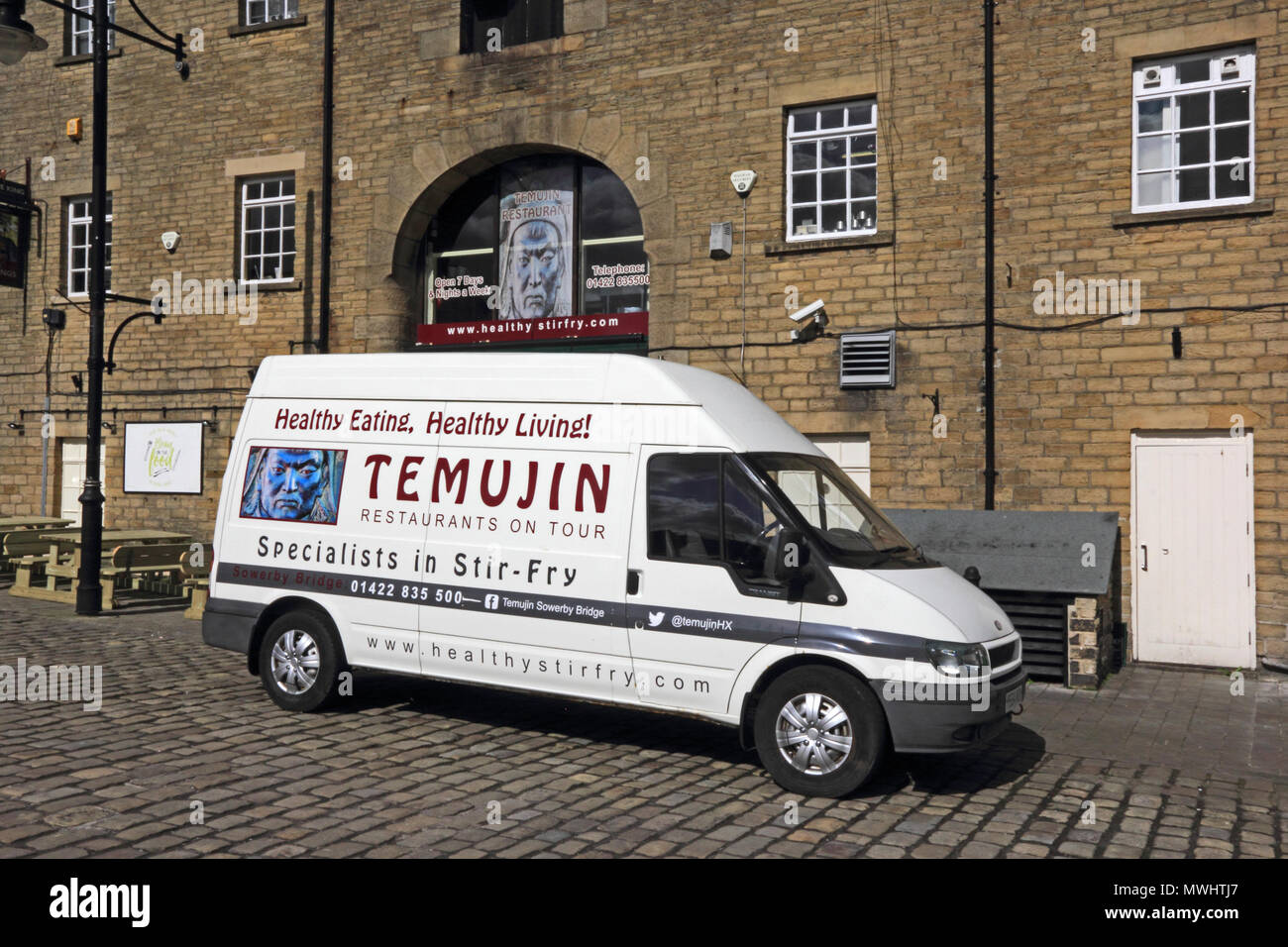 Van außerhalb Temujin mongolisches Restaurant, Sowerby Bridge geparkt Stockfoto