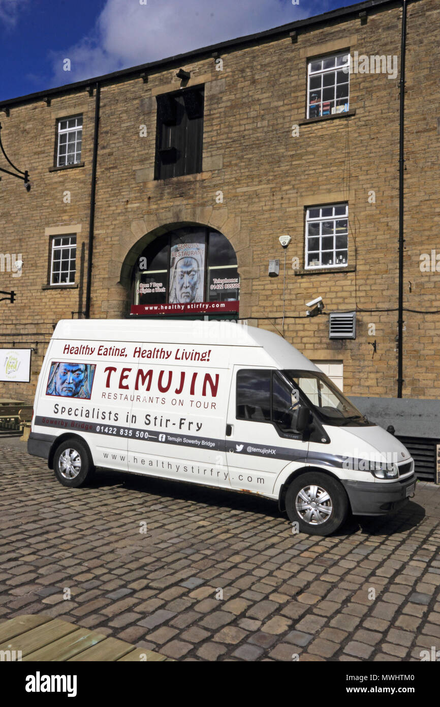 Van außerhalb Temujin mongolisches Restaurant, Sowerby Bridge geparkt Stockfoto