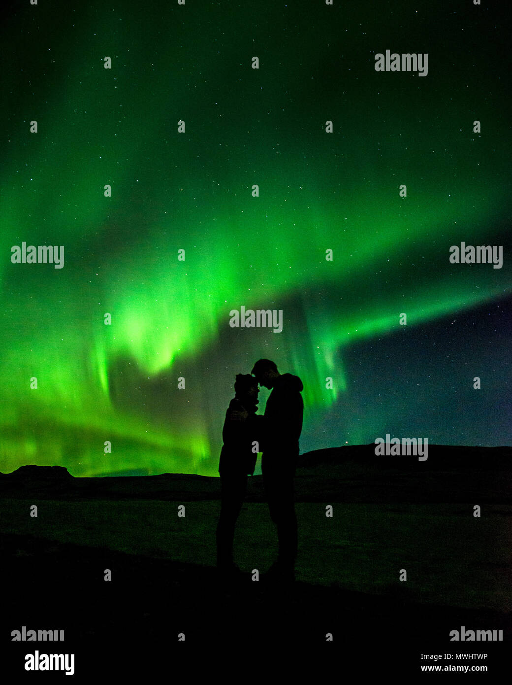 Silhouette von ein paar in der Aurora Stockfoto