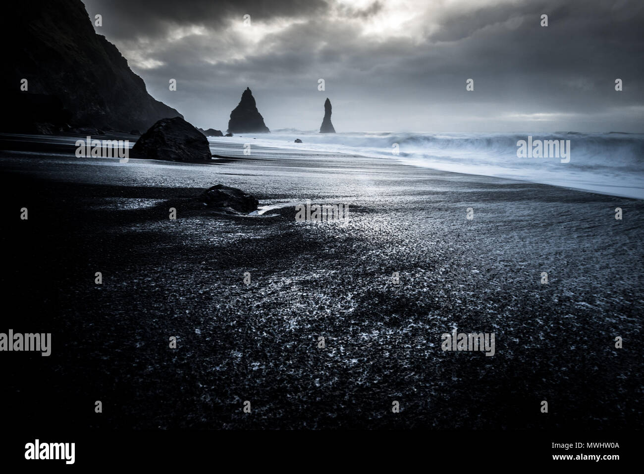 Rauhe Küste und schwarze Sandstrand in der Nähe von Vik Stockfoto