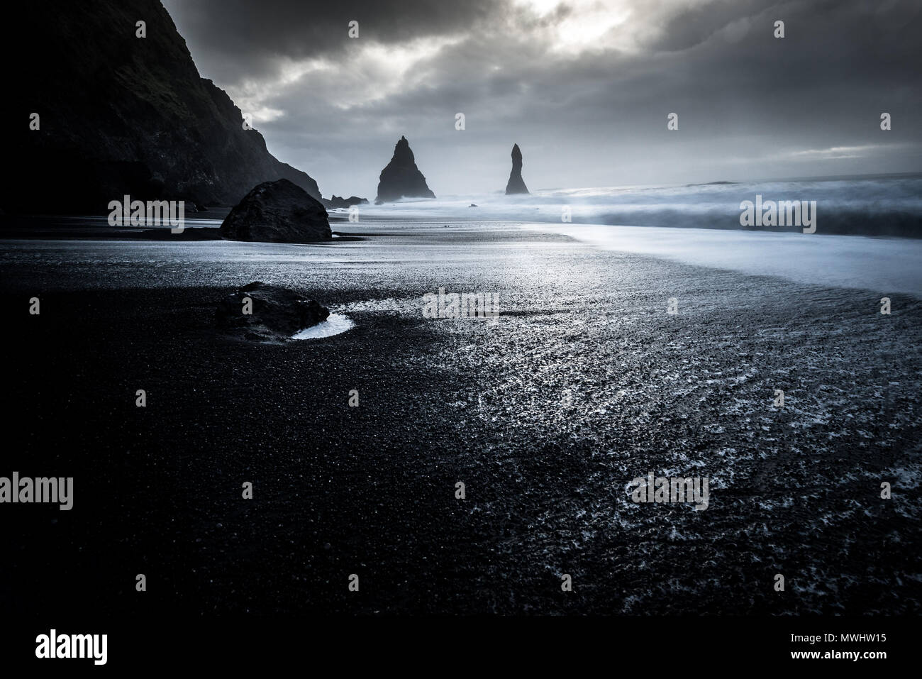 Rauhe Küste und schwarze Sandstrand in der Nähe von Vik Stockfoto