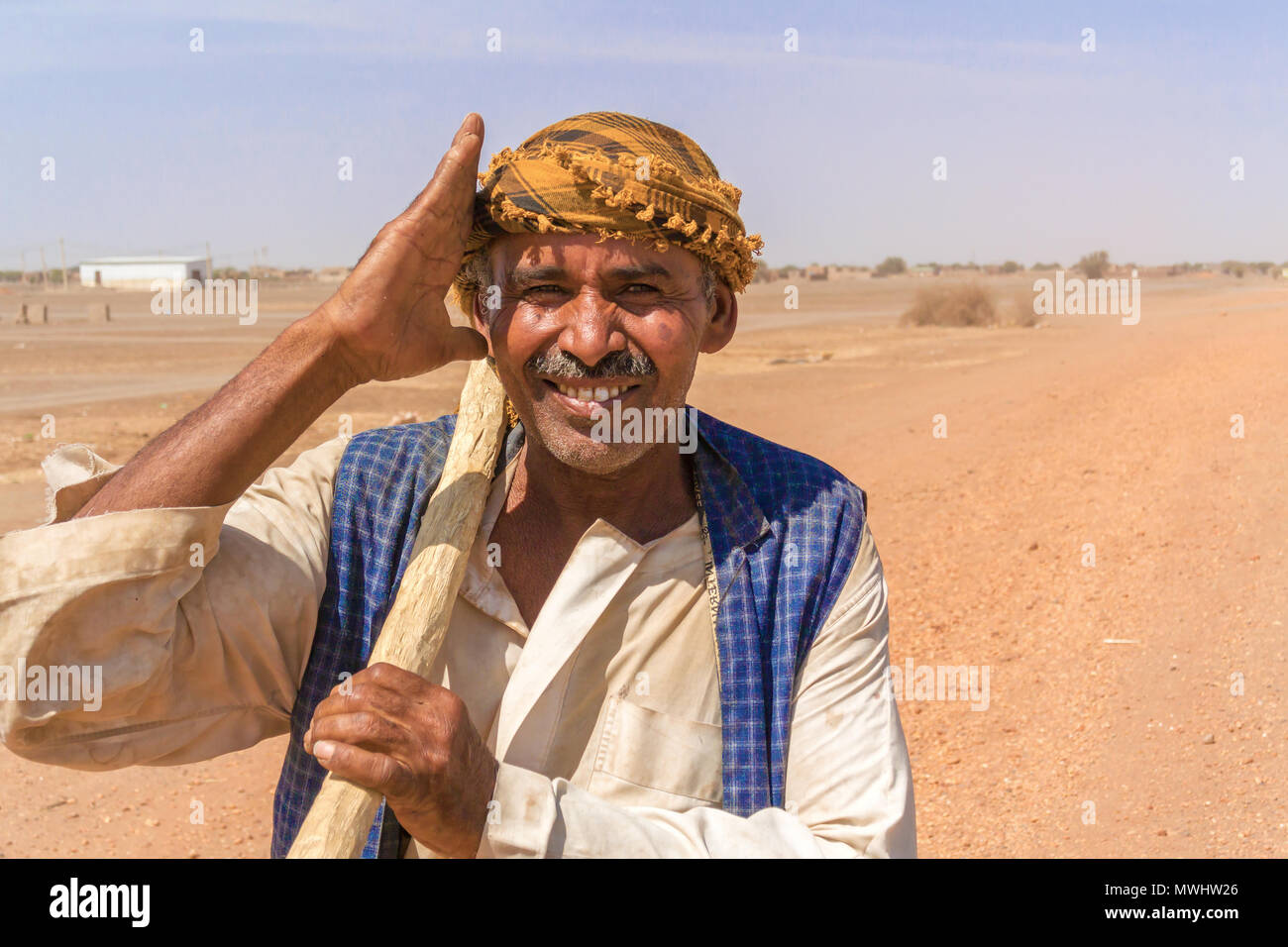 Sahara, Sudan - 31. Januar 2015: Portrait des lächelnden Beduinen in der Sahara in der Nähe von Khartum Stockfoto