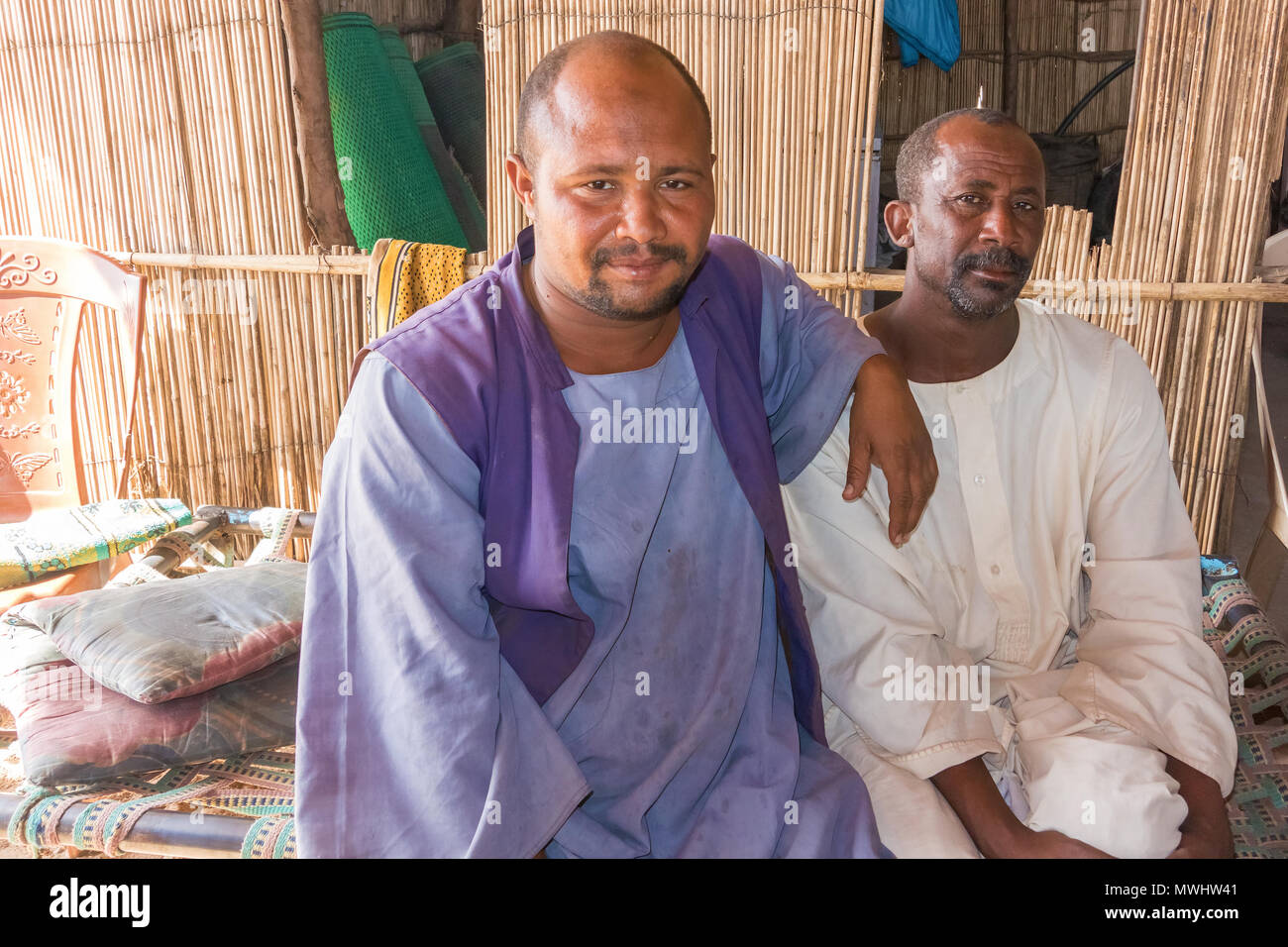 Khartum, Sudan - Januar 31, 2015: Zwei Männer in der Nähe von bis Farbe portrait. Bild in der Nähe von Khartum im Sudan. Stockfoto