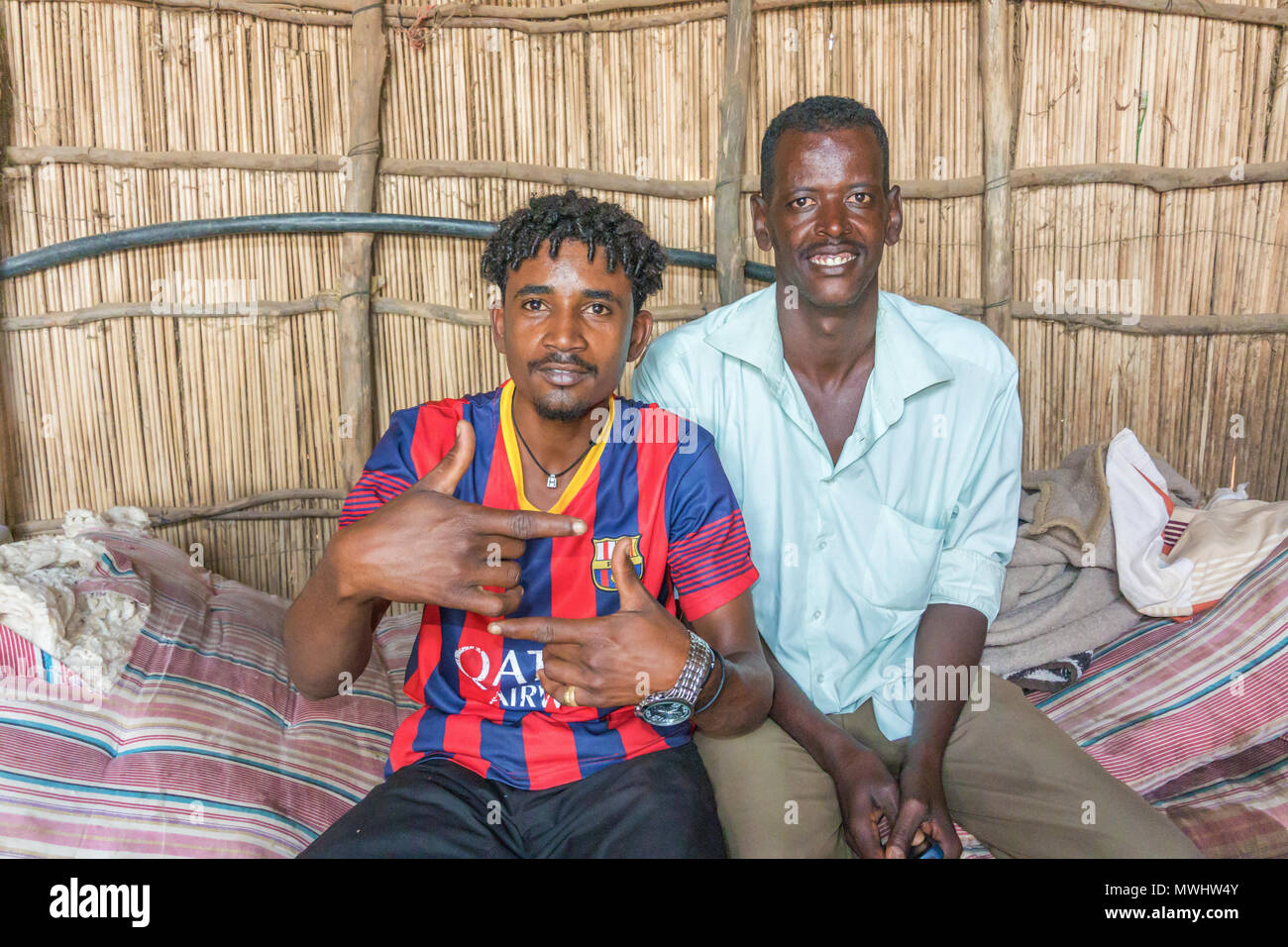 Khartum, Sudan - Januar 31, 2015: Zwei Männer in der Nähe von bis Farbe portrait. Bild in der Nähe von Khartum im Sudan. Stockfoto