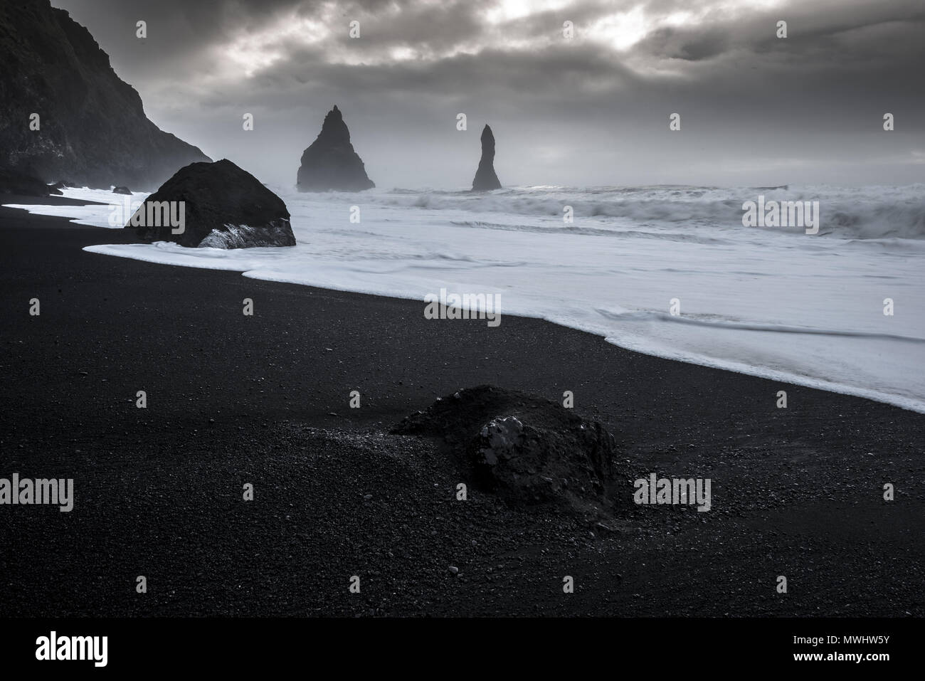 Rauhe Küste von Reynisdrangar, South Island Stockfoto