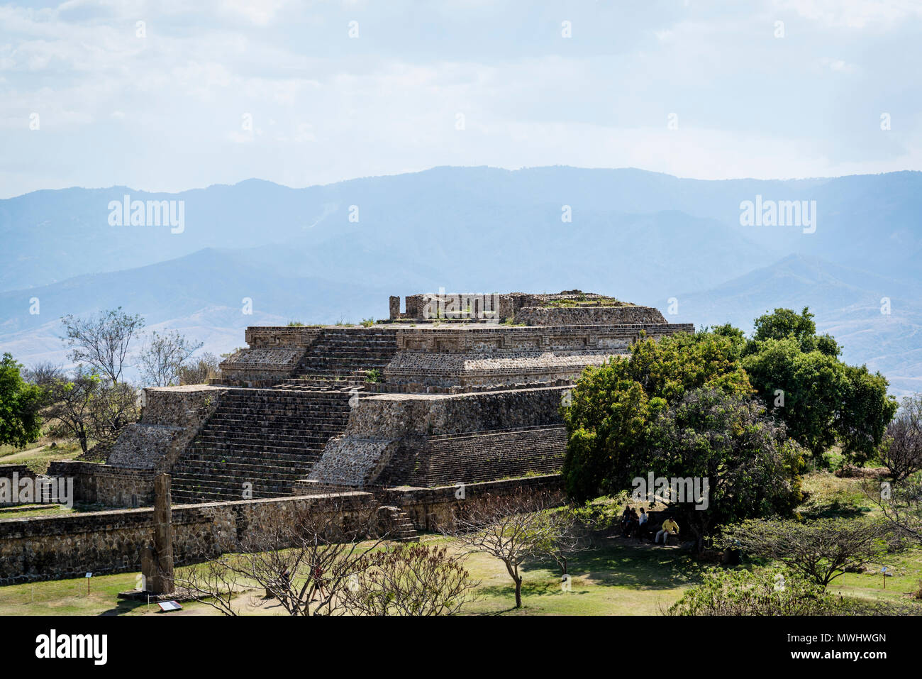 Monte Alban, einer Präkolumbianischen archäologischen Stätte, die Westseite Plattform, Oaxaca, Mexiko Stockfoto