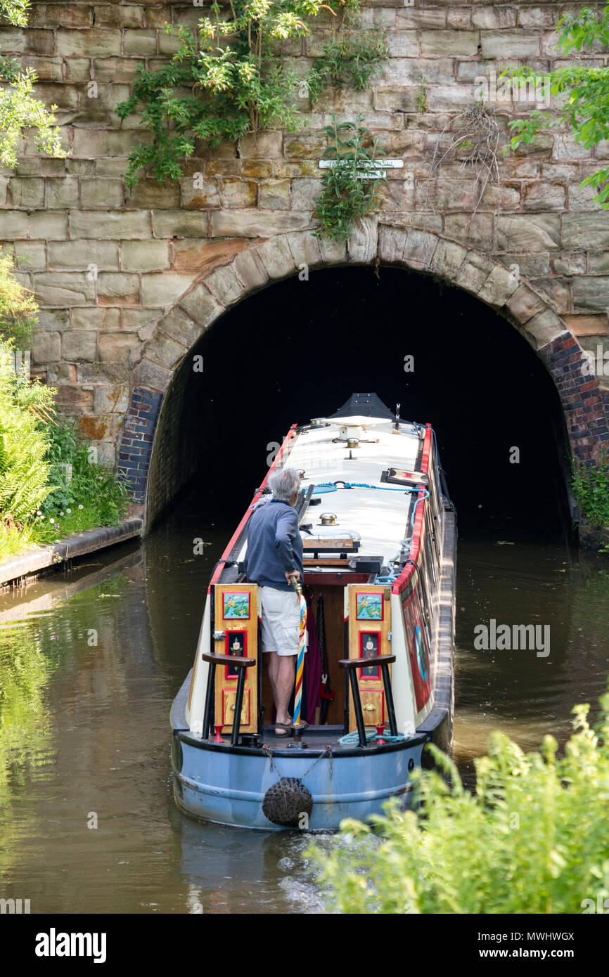 Die Worcester und Birmingham Canal in das südliche Ende von tardebigge Tunnel, Tardebigge, Worcestershire, England, Großbritannien Stockfoto