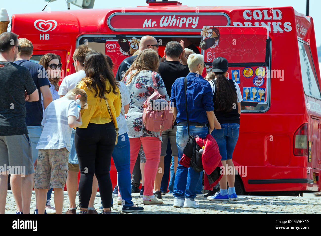 Menschen Warteschlange für ein Eis von einem Herrn Whippy van während der heißen Wetter Stockfoto