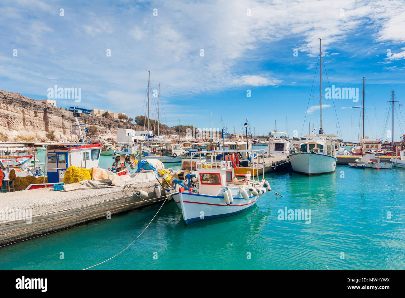 Hafen und Jachthafen von Vlichada, Santorini, Kykladen, Griechenland Stockfoto