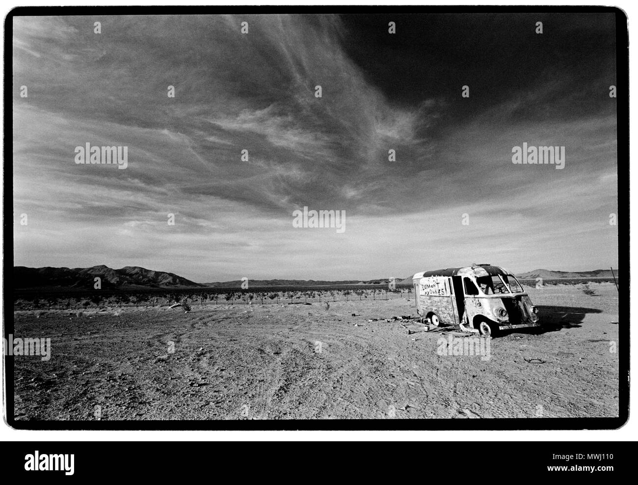 Death Valley Kalifornien USA Death Valley ist eine Wüste Tal im Osten von Kalifornien gelegen, im nördlichen Mojave Wüste am Rande der Great Basin Wüste. Es ist einer der heissesten Orte auf der Welt, auf der Höhe von Sommer zusammen mit Wüsten im Nahen Osten. Der Death Valley Badwater Basin ist der Punkt, der die kleinste Höhe in Nordamerika, bei 282 Fuß (86 m) unter dem Meeresspiegel. Dieser Punkt ist 84,6 Meilen (136,2 km) ost-südöstlich von Mount Whitney, der höchste Punkt der aneinandergrenzenden Staaten der USA mit einer Höhe von 14,505 Fuß (4.421 m).[4] im Tal des Todes Furnace Creek hält die Aufzeichnung Stockfoto