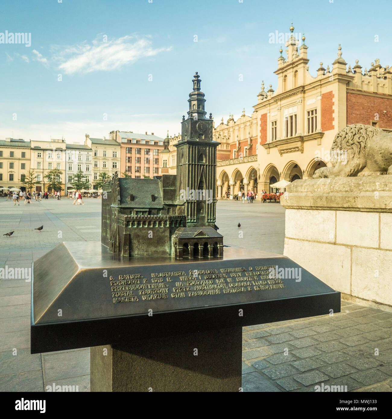 Bronze Modell des Alten Rathauses auf dem Marktplatz von Krakau in Polen. Nur der Turm des Gebäudes bleibt (von Geschossen), rest abgerissen. Stockfoto