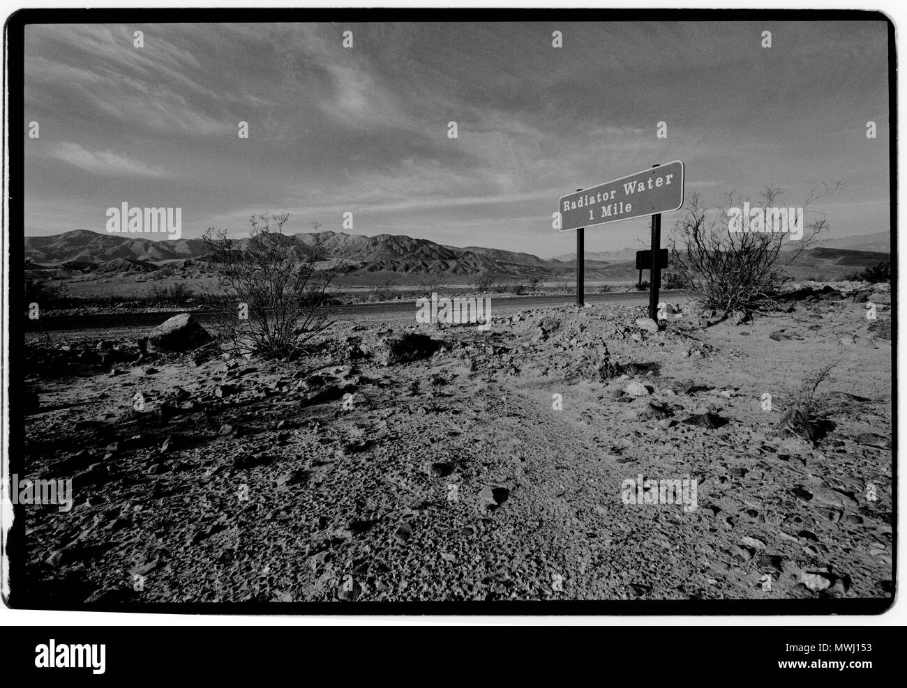 Death Valley Kalifornien USA Death Valley ist eine Wüste Tal im Osten von Kalifornien gelegen, im nördlichen Mojave Wüste am Rande der Great Basin Wüste. Es ist einer der heissesten Orte auf der Welt, auf der Höhe von Sommer zusammen mit Wüsten im Nahen Osten. Der Death Valley Badwater Basin ist der Punkt, der die kleinste Höhe in Nordamerika, bei 282 Fuß (86 m) unter dem Meeresspiegel. Dieser Punkt ist 84,6 Meilen (136,2 km) ost-südöstlich von Mount Whitney, der höchste Punkt der aneinandergrenzenden Staaten der USA mit einer Höhe von 14,505 Fuß (4.421 m).[4] im Tal des Todes Furnace Creek hält die Aufzeichnung Stockfoto