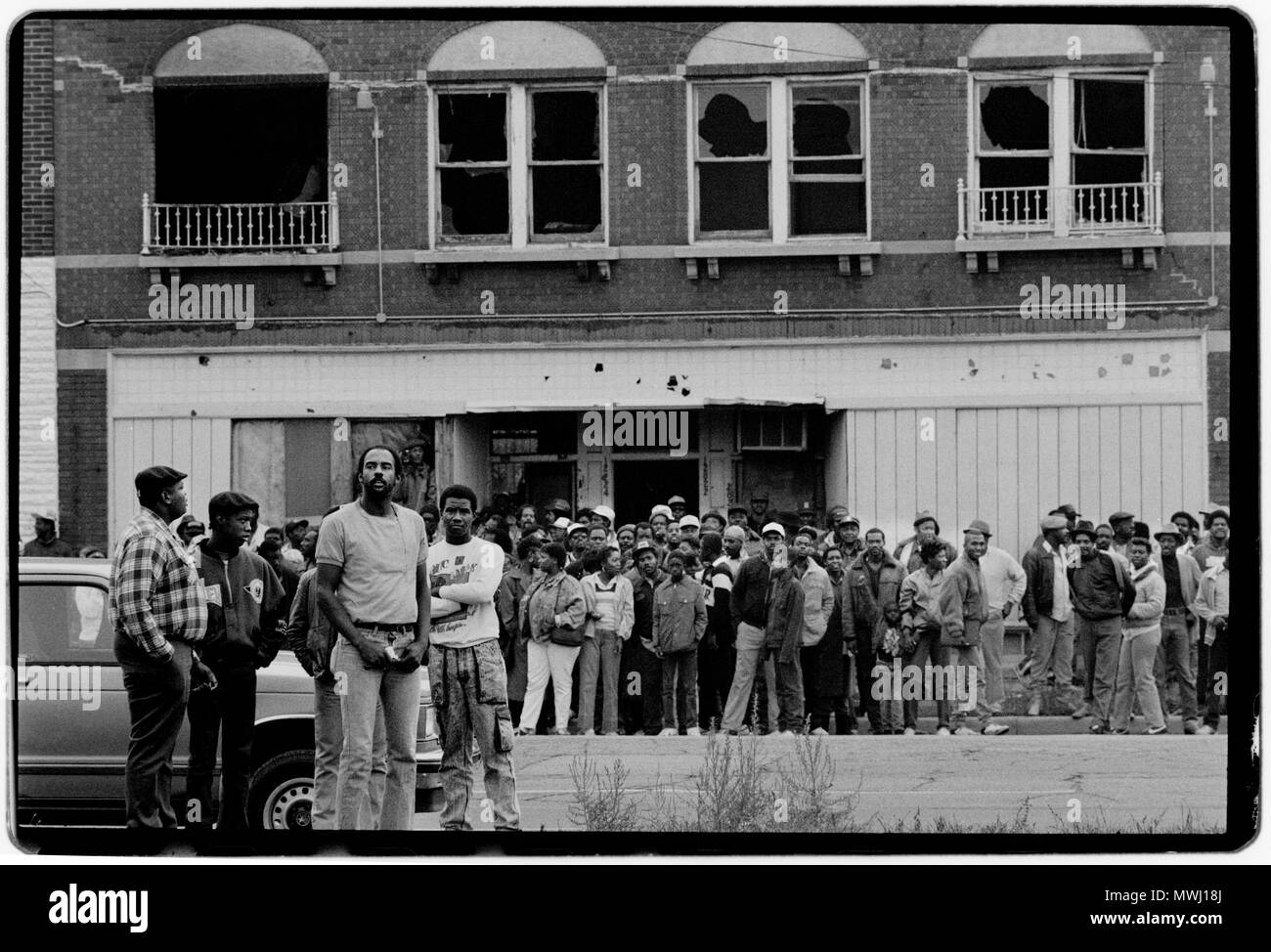 Detroit Michigan USA. 1988 bewaffneten Polizisten reagieren auf eine Schiesserei in den armen nördlichen Bereich von Detroit. Die schwarze Bevölkerung beobachten. Detroit ist eine wichtige Hafenstadt am Detroit River, einem der vier großen Straße, dass die Grossen Seen auf die Saint Lawrence Seaway verbinden Stockfoto