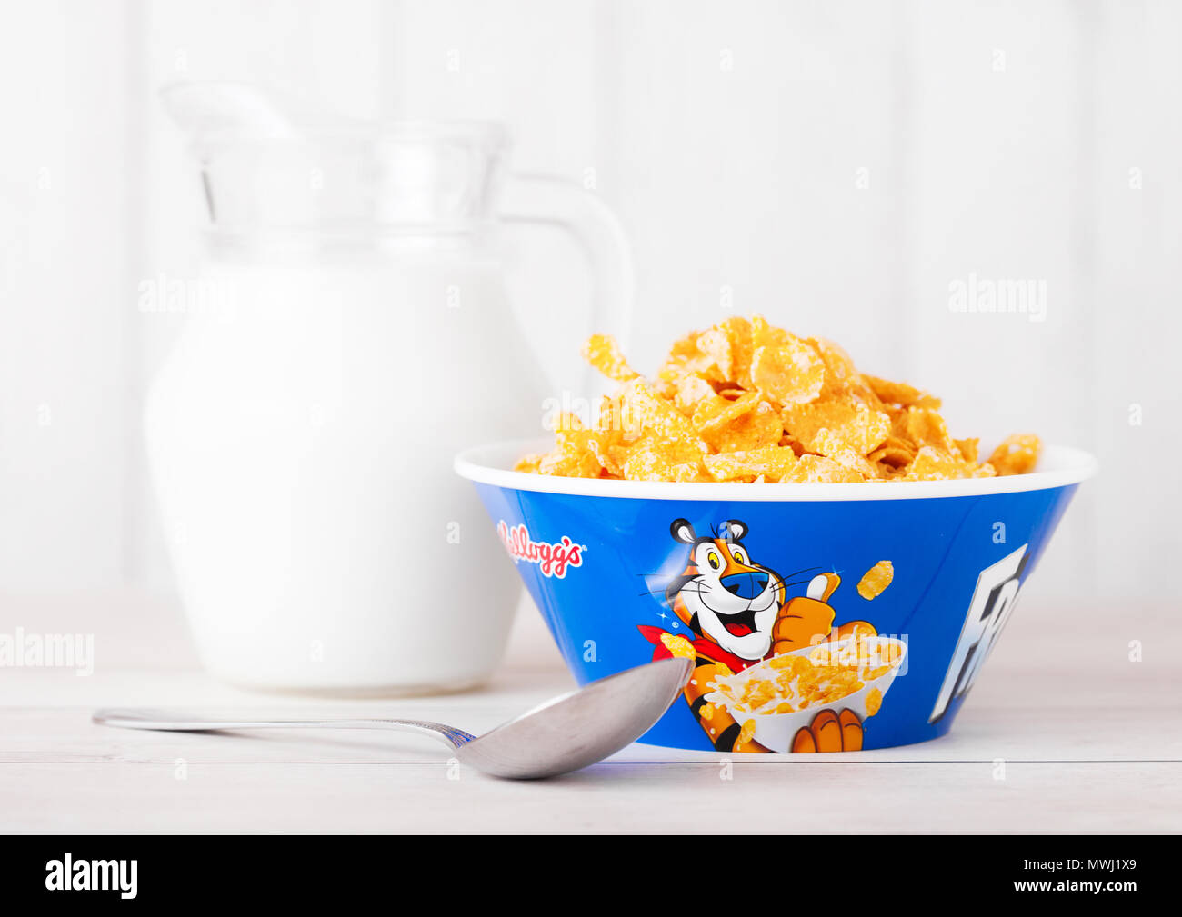 LONDON, UK, 01. JUNI 2018: die ursprüngliche Platte von Kellogg's Frosties Frühstück Müsli mit Milch auf weißem Holz- Hintergrund. Stockfoto