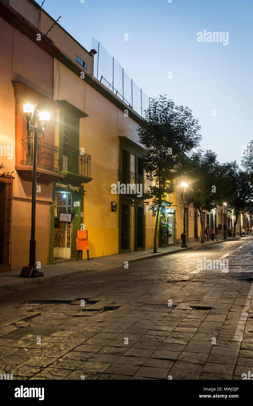 Fußgängerzone im historischen Zentrum der Stadt in der Nacht, Oaxaca, Mexiko Stockfoto