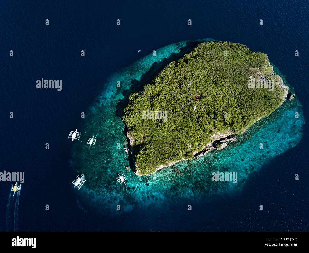 Pescador Island in der mornign Licht in der Nähe von Moalboal, Cebu Island, Philippinen und es ist schöner Coral Reef Großartig zum Tauchen von Drone. Stockfoto