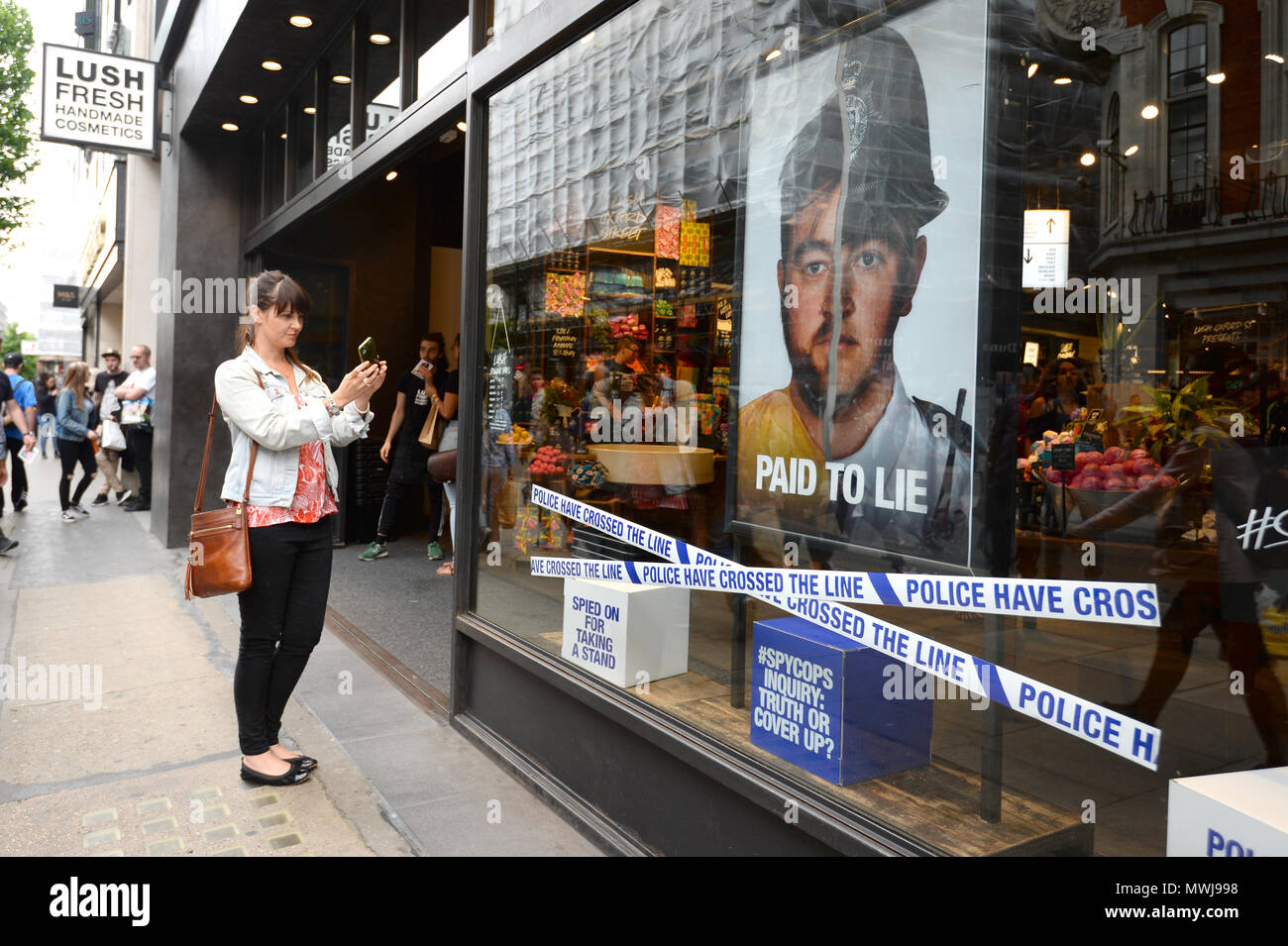 Eine Frau Fotos die üppigen Store auf der Oxford Street, London, einer von über 100 ihrer High Street kosmetische speichert, Zahnflankenspiel für eine "schädliche und geschmacklos" Kampagne kritisieren undercover Polizeiarbeit. Stockfoto