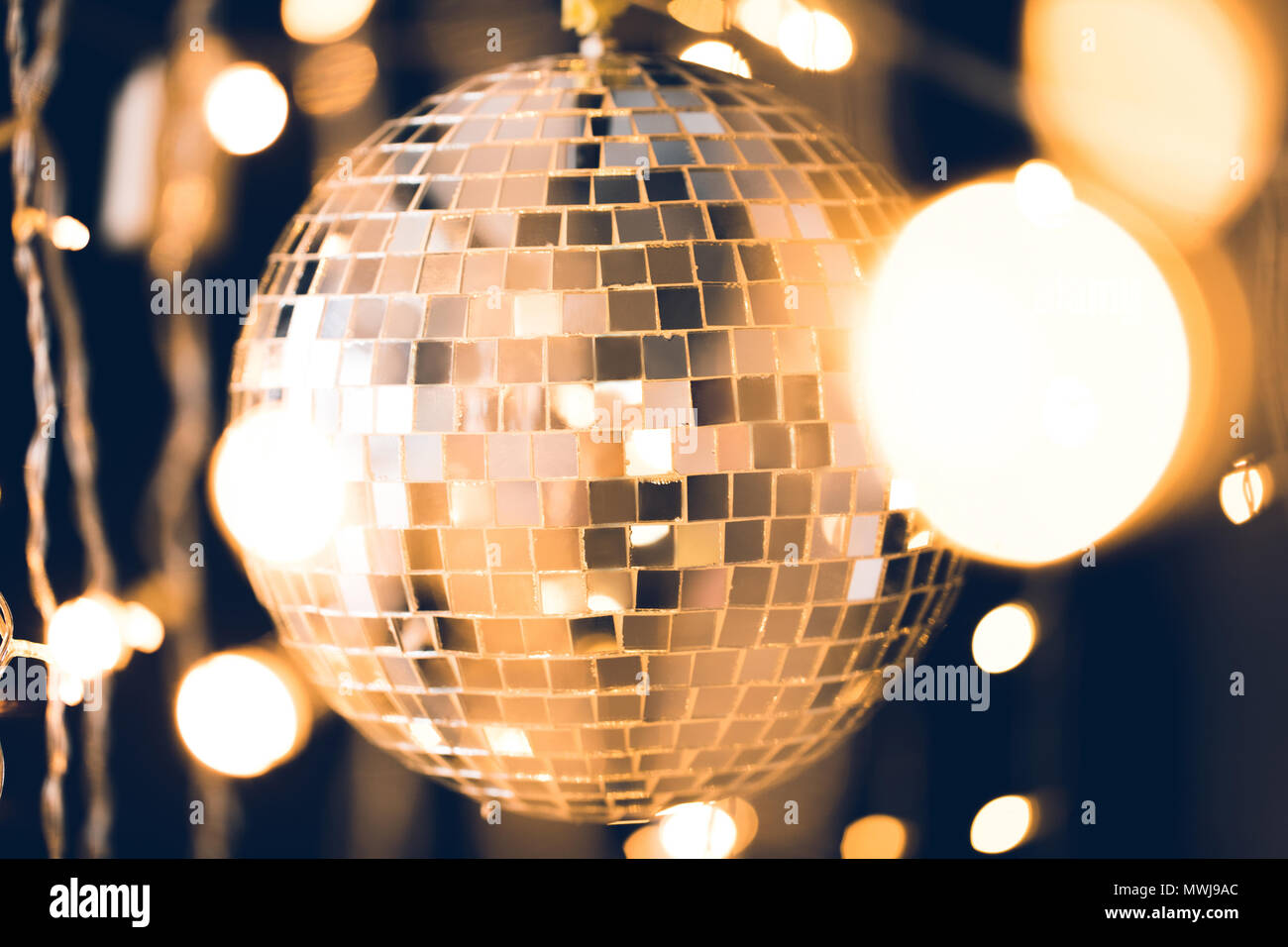 Golden glänzend Disco Kugel mit Weihnachtsbeleuchtung rund um Stockfoto