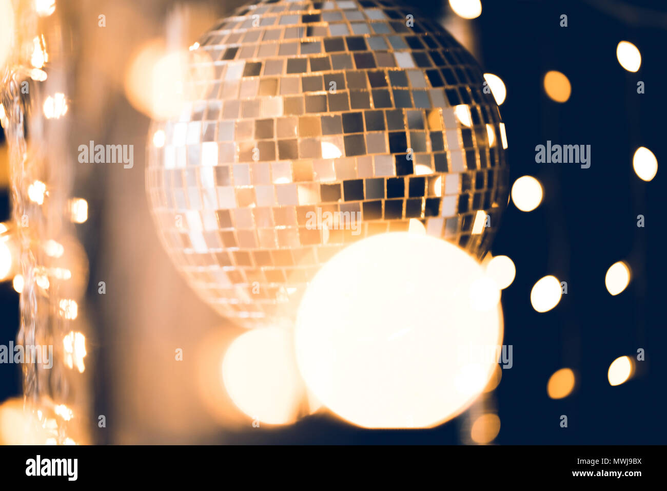 Classic Disco Kugel mit Weihnachtsbeleuchtung rund um Stockfoto