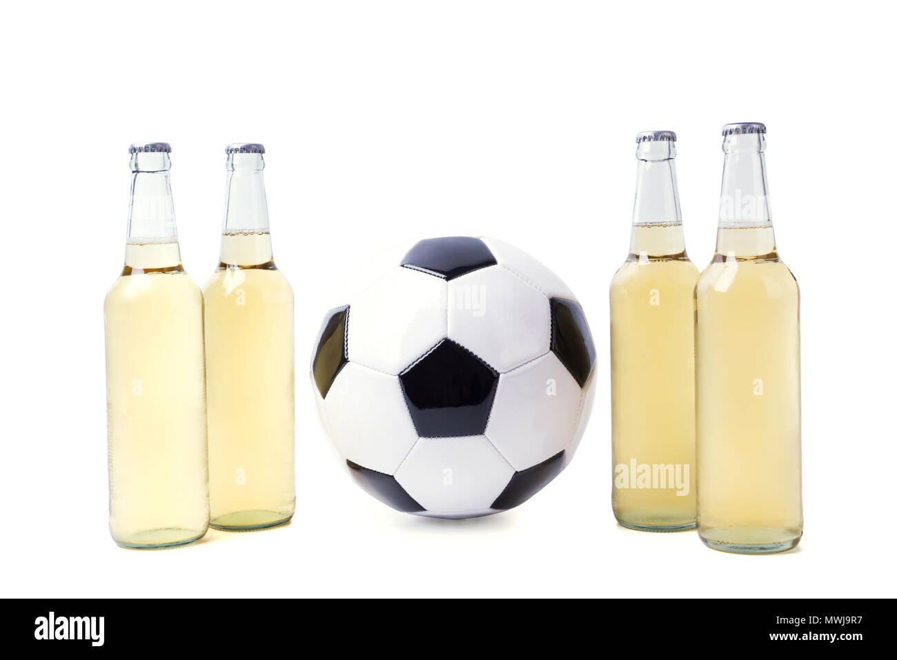 Flaschen Bier mit Fußball auf weißen Hintergrund. Bier Fußball Stockfoto