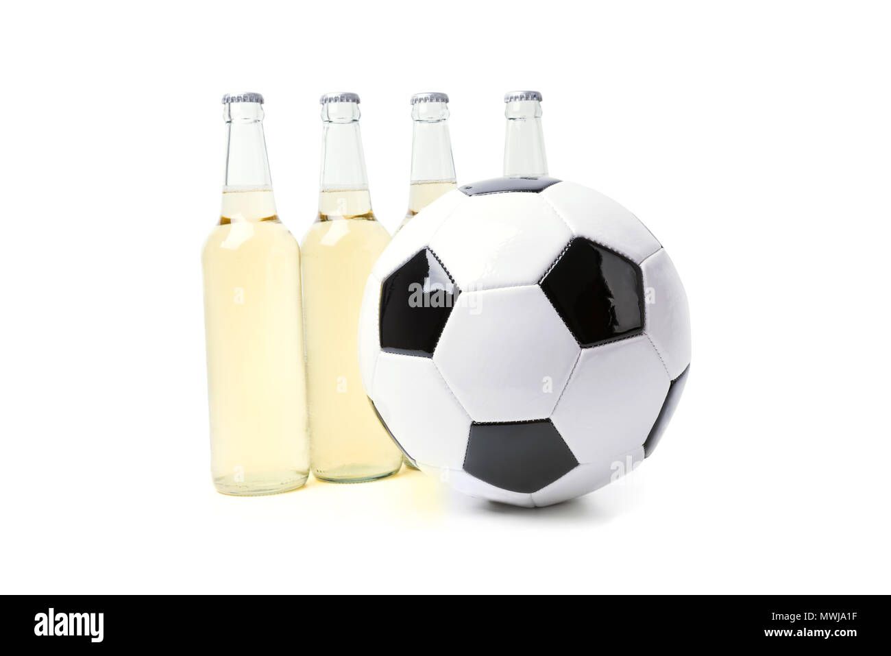 Flaschen Bier mit Fußball auf weißen Hintergrund. Bier Fußball Stockfoto