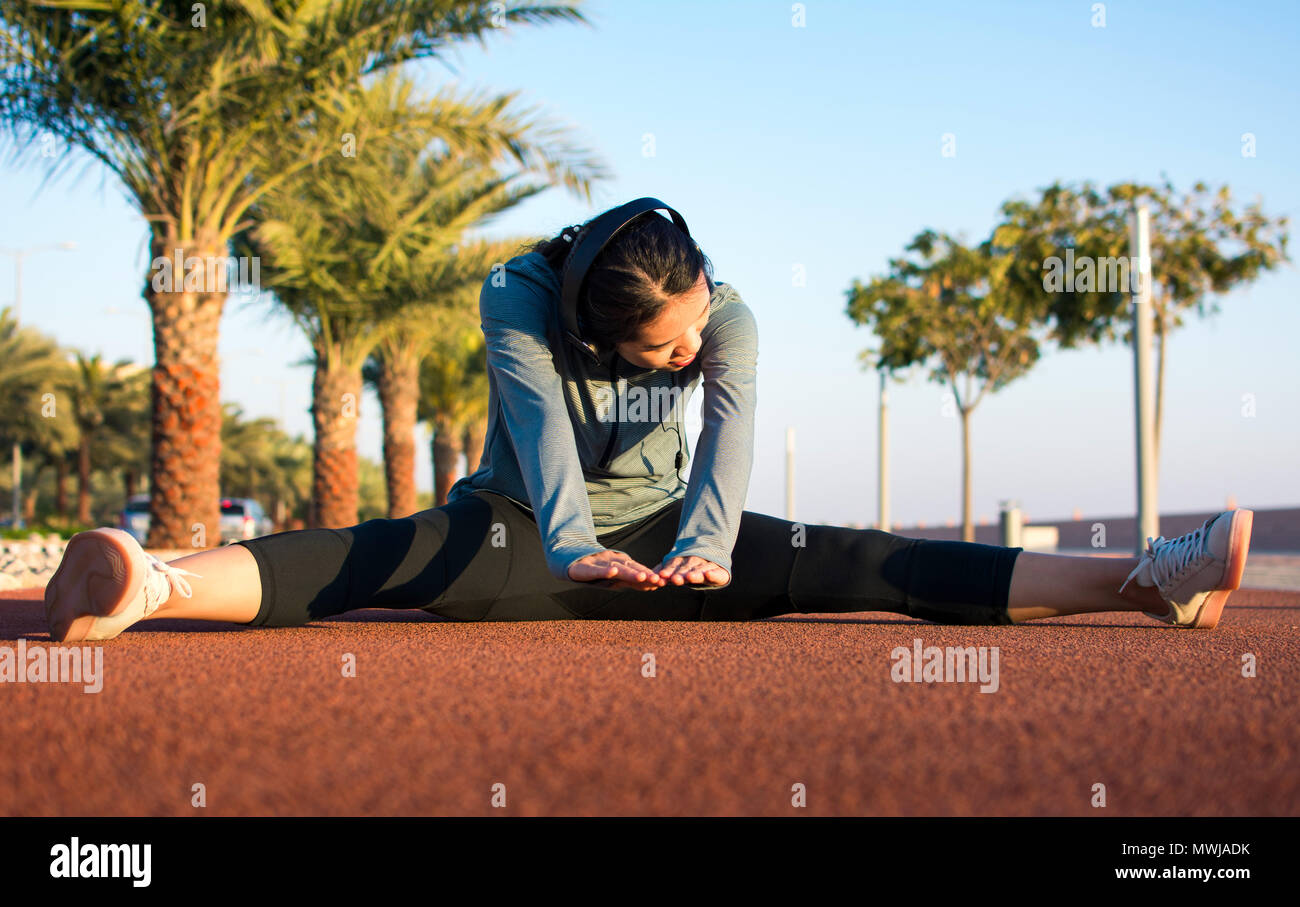 Mädchen Aufwärmen auf eine laufstrecke vor dem Training. Aktiven Lebensstil Stockfoto