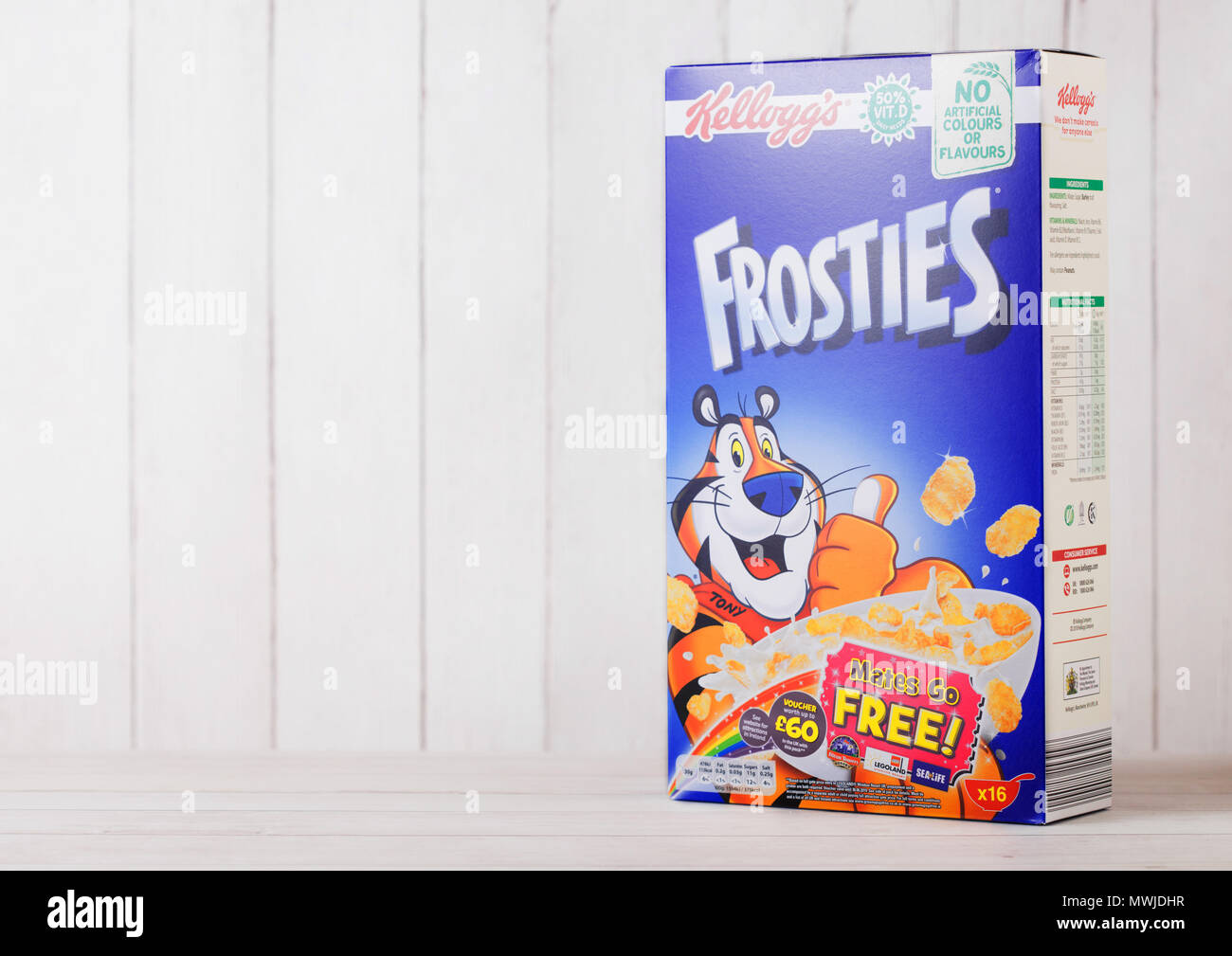 LONDON, UK, 01. Juni 2018: Die Box von Kellogg's Frosties Frühstückszerealien auf weißem Hintergrund Holz, Frosties sind ein beliebtes Frühstück Müsli von s Stockfoto