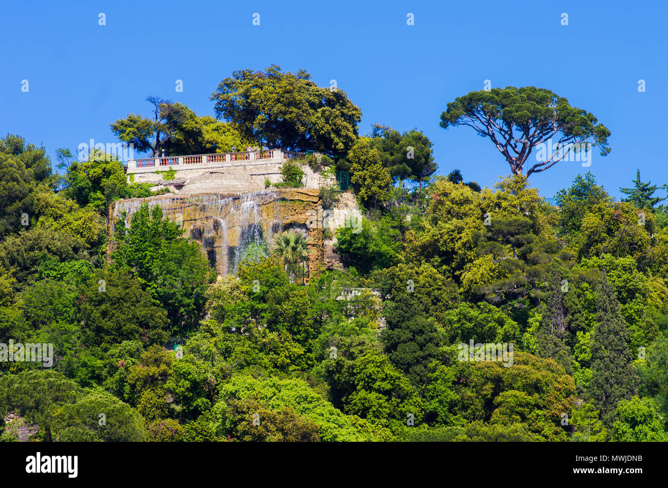 Wasserfall Im Parc De La Colline Du Chateau Nizza Frankreich Stockfotografie Alamy
