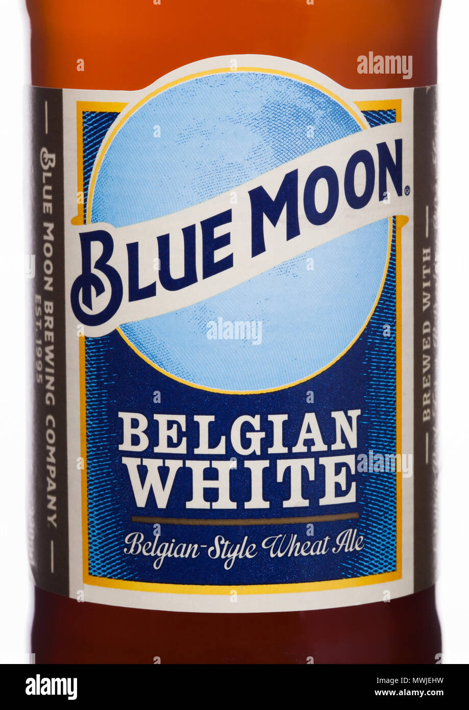LONDON, UK, 01. JUNI 2018: Etikett von Blue Moon belgischen Weißbier, durch MillerCoors auf weißem Hintergrund gebraut. Stockfoto