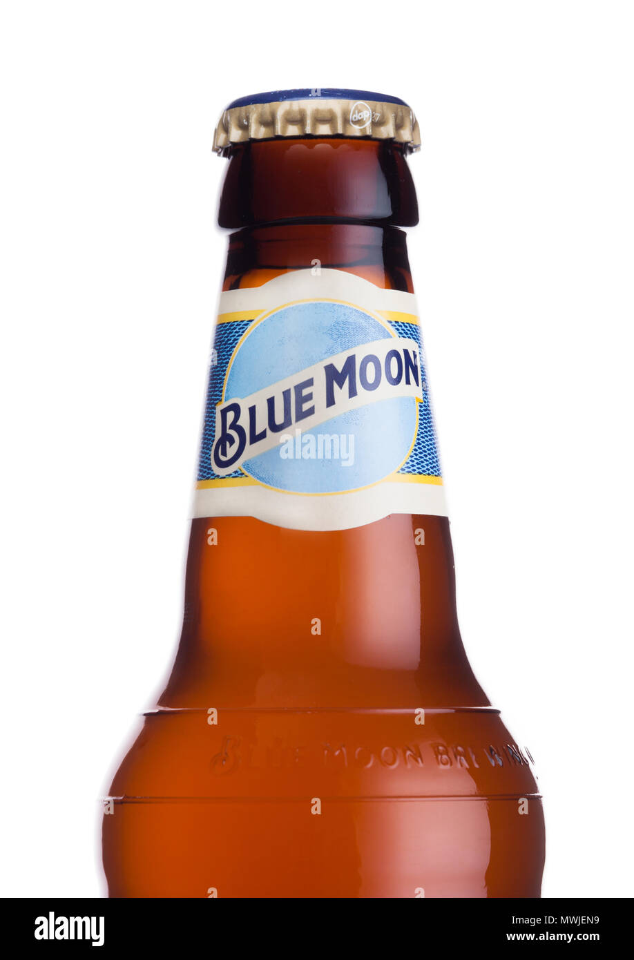 LONDON, UK, 01. JUNI 2018: Flasche Blue Moon belgischen weißes Bier, gebraut von MillerCoors auf weißem Hintergrund. Stockfoto