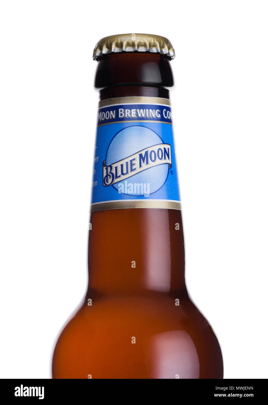 LONDON, UK, 01. JUNI 2018: Flasche Blue Moon belgischen weißes Bier, gebraut von MillerCoors auf weißem Hintergrund. Stockfoto