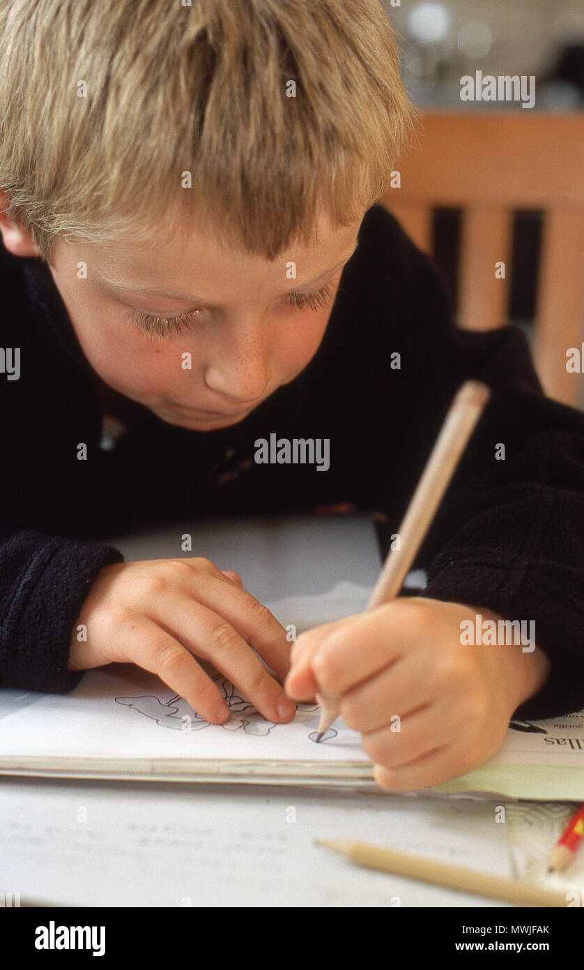Fünf Jahre alten Jungen schreiben lernen Stockfoto