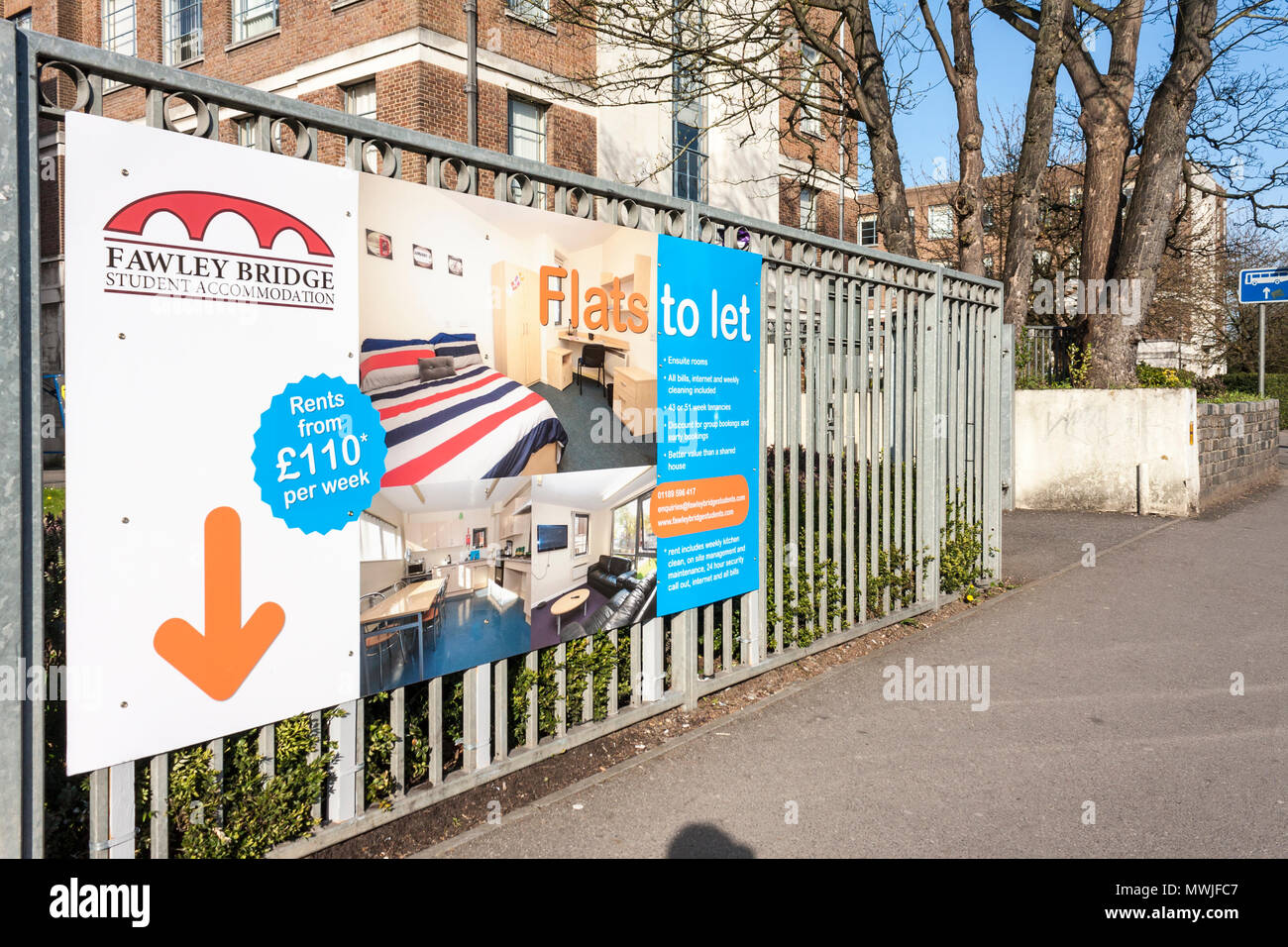 Zeichen für die Studenten der Hochschule und Universität Unterkunft Zimmer im Stadtzentrum, das Gebäude zu lassen, Reading, Berkshire, England, GB, UK Stockfoto