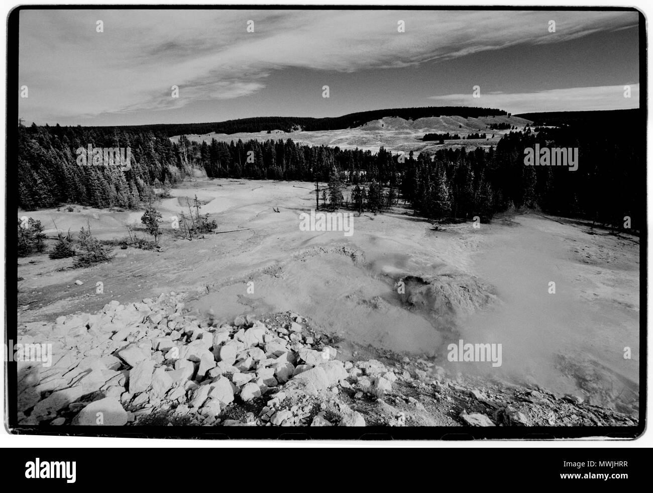 Yellowstone Nationalpark, Wyoming-Montana, USA. 1988 Yellowstone National Park ist ein Nationalpark in den US-Bundesstaaten Wyoming, Montana und Idaho. Es wurde von der US-amerikanischen Kongress gegründet und in das Gesetz von Präsident Ulysses S. Grant, die am 1. März 1872 unterzeichnet. Yellowstone war der erste Nationalpark in den USA und ist auch weit verbreitete der erste Nationalpark der Welt sein.[6] Der Park für seine Tierwelt und seine vielen geothermalen Merkmale, vor allem Old Faithful Geyser, eines der beliebtesten Features.[7] Es hat viele Arten von Ökosystemen bekannt ist, die aber der subalpinen Wald ist die Abu Stockfoto