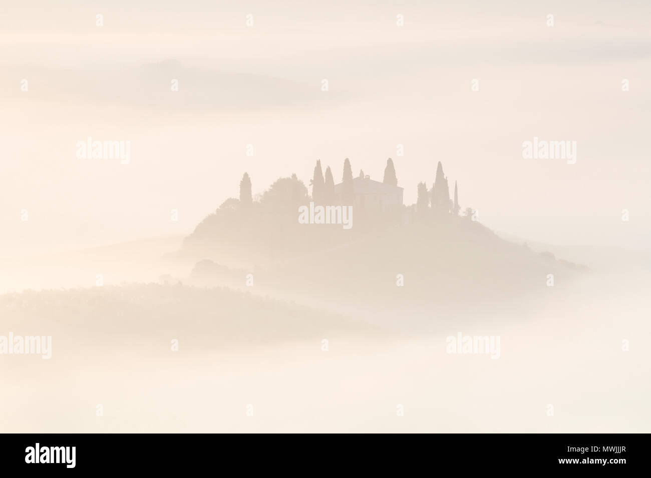 Wirbelnden Nebel im Tal über Val d'Orcia in der frühen Morgendämmerung, San Quirico d'Orcia, in der Nähe von Pienza, Toskana, Italien im Mai Stockfoto