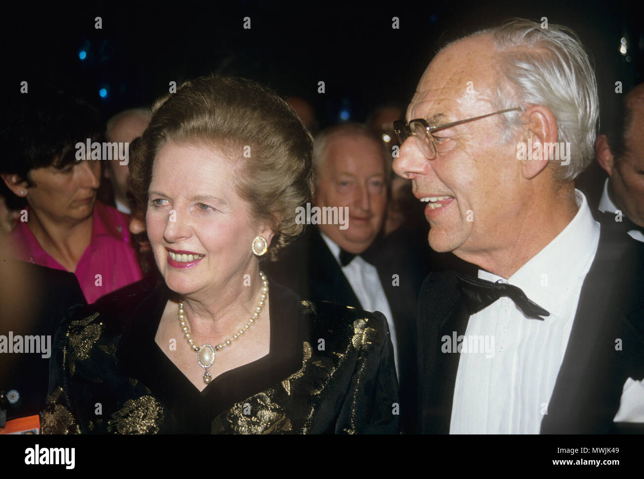 MARGARET THATCHER (1925-2013) konservative Parteichef mit Ehemann Denis über 1990 Stockfoto
