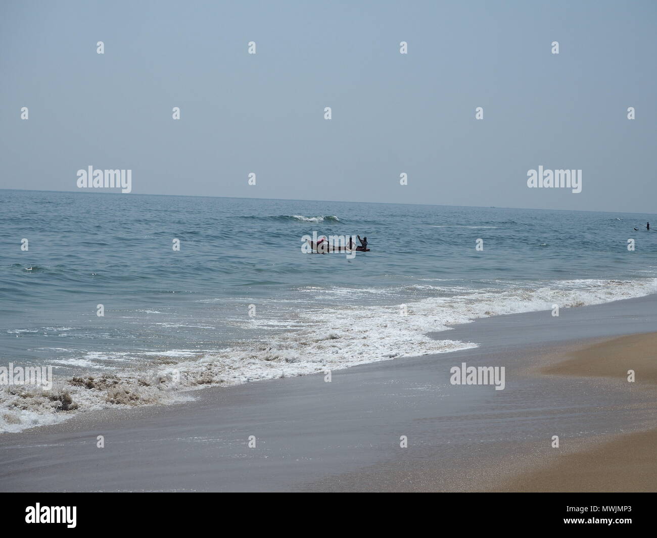 Brummen des Geschäfts im Meer durch Fischer, um für das Überleben und die Wiederbelebung der anderer Menschen im Lande. Einsatz für Arbeit ist ein gutes Beispiel Stockfoto