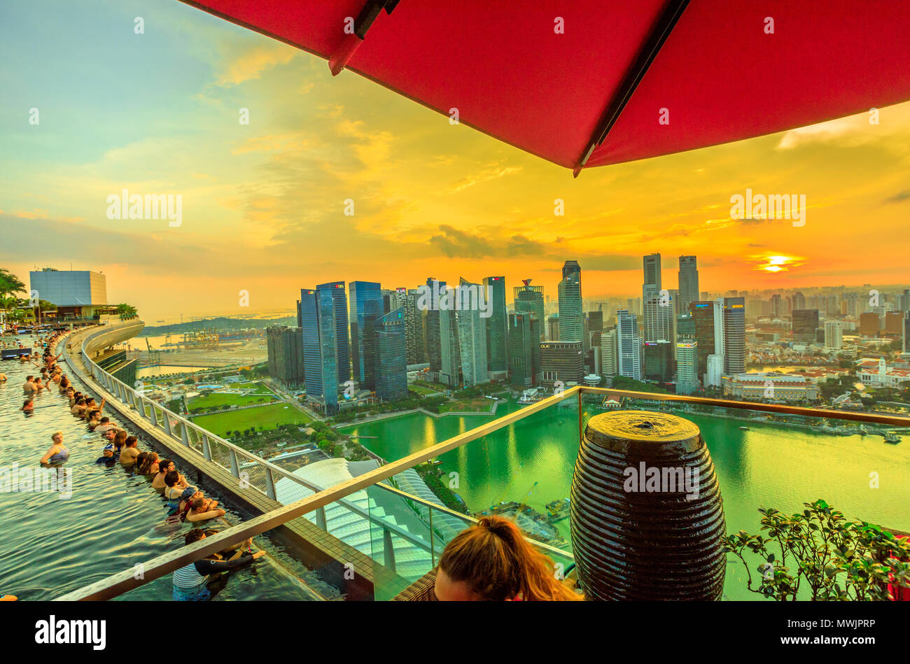 Singapur - Mai 3, 2018: CE LA VI's Club Lounge Sky Deck mit Blick auf den randlosen Pool der Skypark, dass Tops die Marina Bay Sands Hotel. Bankenviertel Skyline im Hintergrund. Sonnenuntergang geschossen. Stockfoto