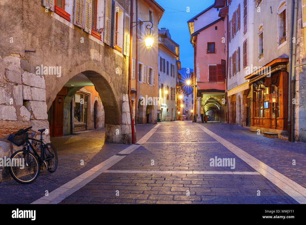 Nacht Straße in der Altstadt von Annecy, Frankreich Stockfoto